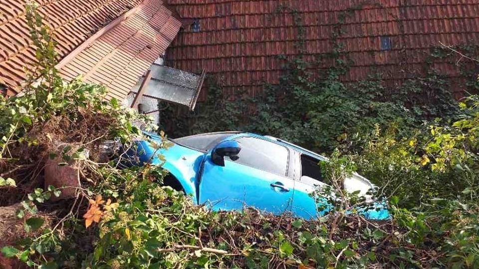 Řidič se s autem zřítil do zahrady na Pardubicku, svědek pomohl žebříkem